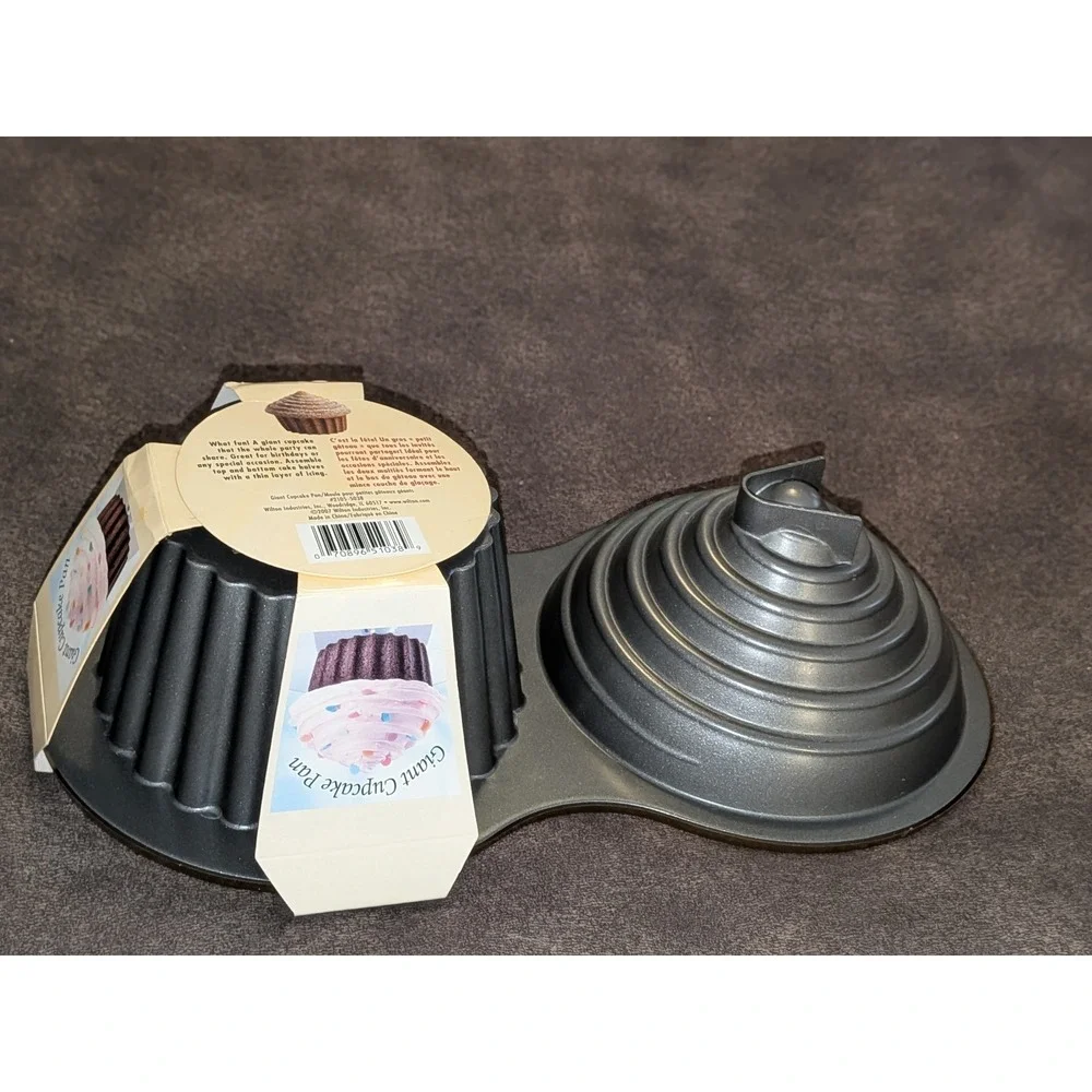 Wilton Dimensions Giant Cupcake Pan 2105-5038 Non-Stick Cast Aluminum 10 Cup 3D